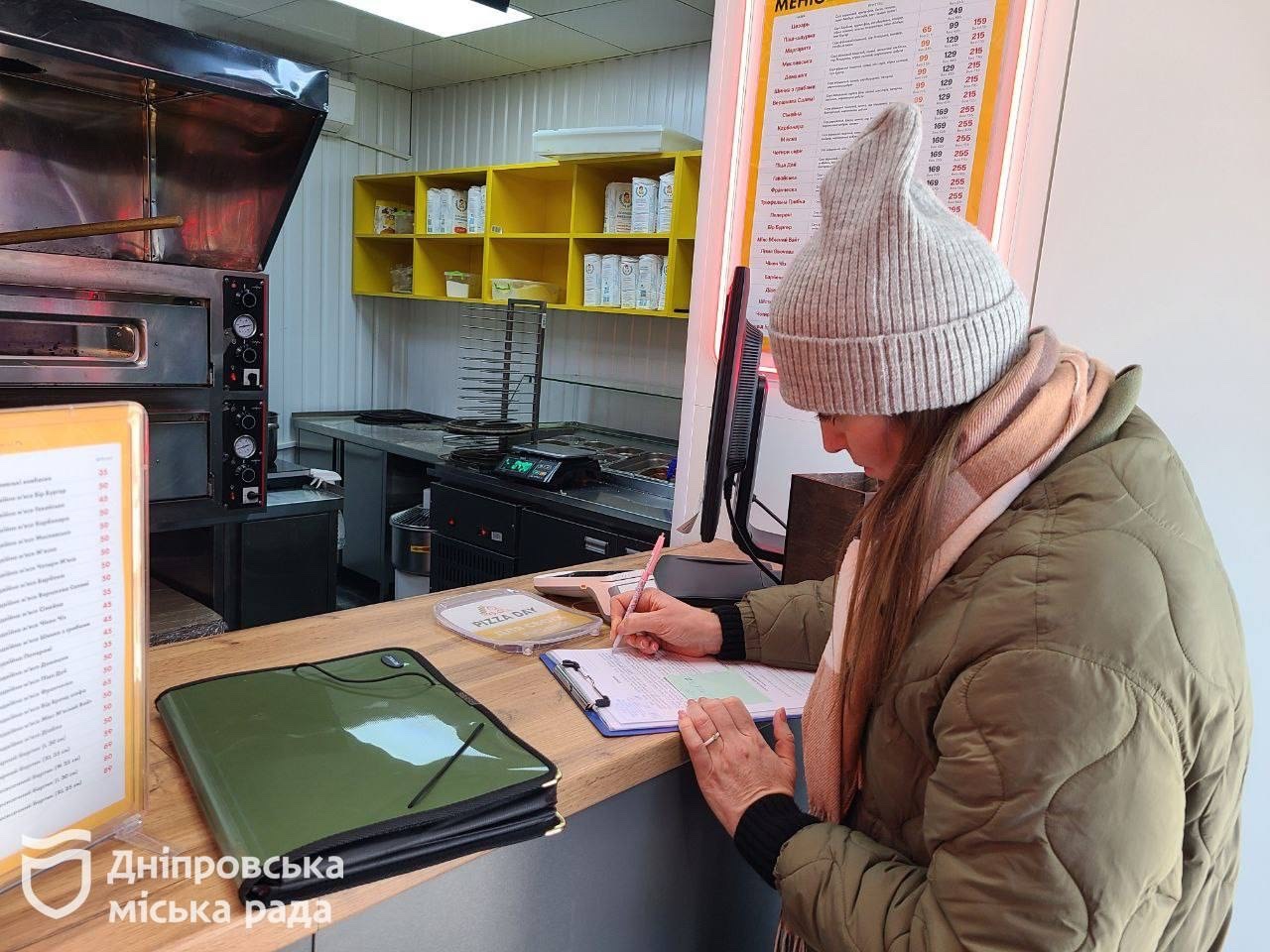 Майже 73 тисячі тонн за рік: як у Дніпрі системно очищають майданчики від великогабаритного сміття