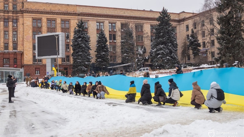 Державний Прапор України завдовжки 50, а завширшки 2 метри пронесли центром Дніпра у День Соборності