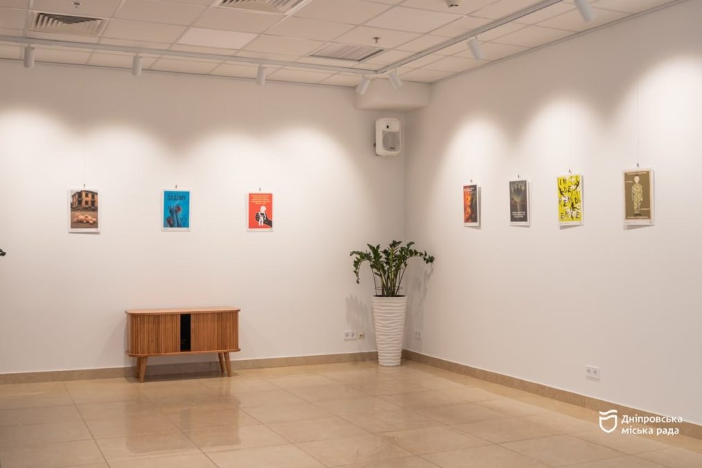 У Дніпрі відкрилася виставка соціальної реклами «КРИК»: творче осмислення молоддю викликів сучасності