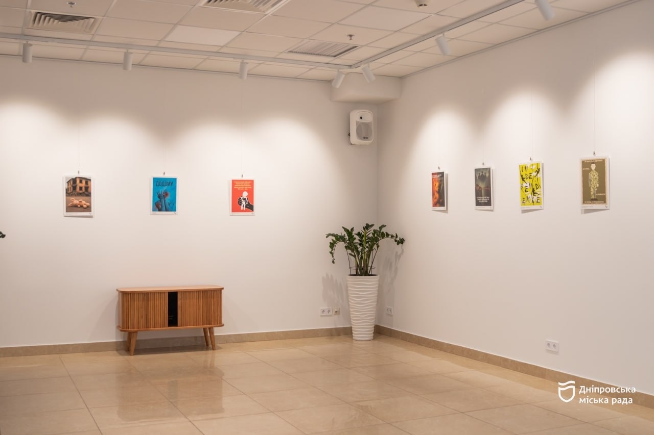 У Дніпрі відкрилася виставка соціальної реклами «КРИК»: творче осмислення молоддю викликів сучасності
