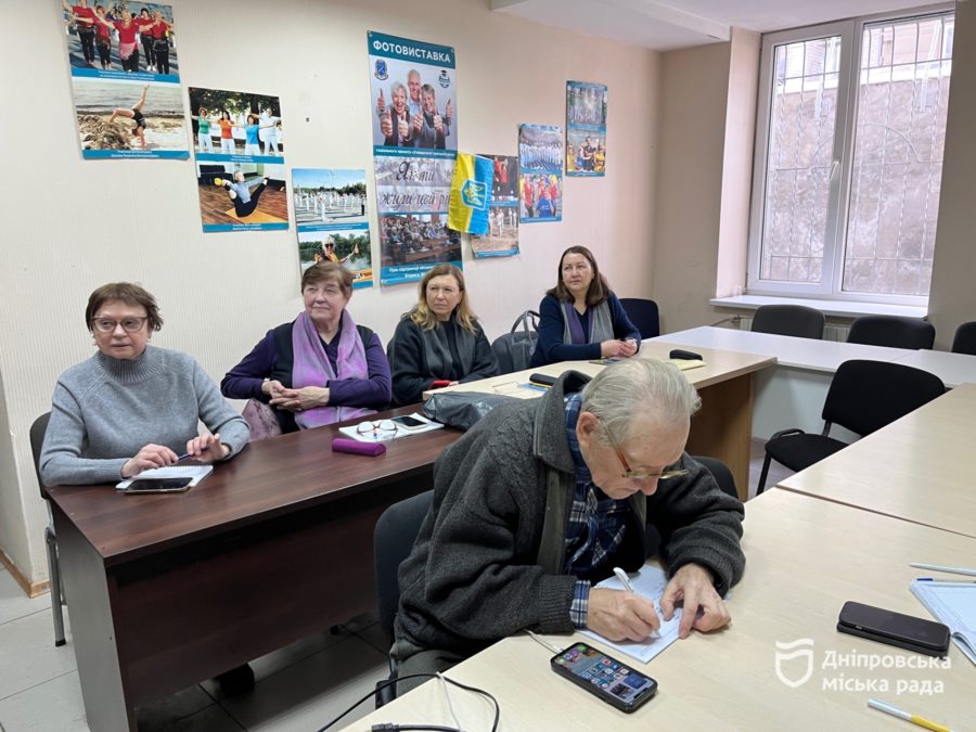 Літні дніпряни вчаться користись гаджетами на безкоштовних курсах - 26.01.2026