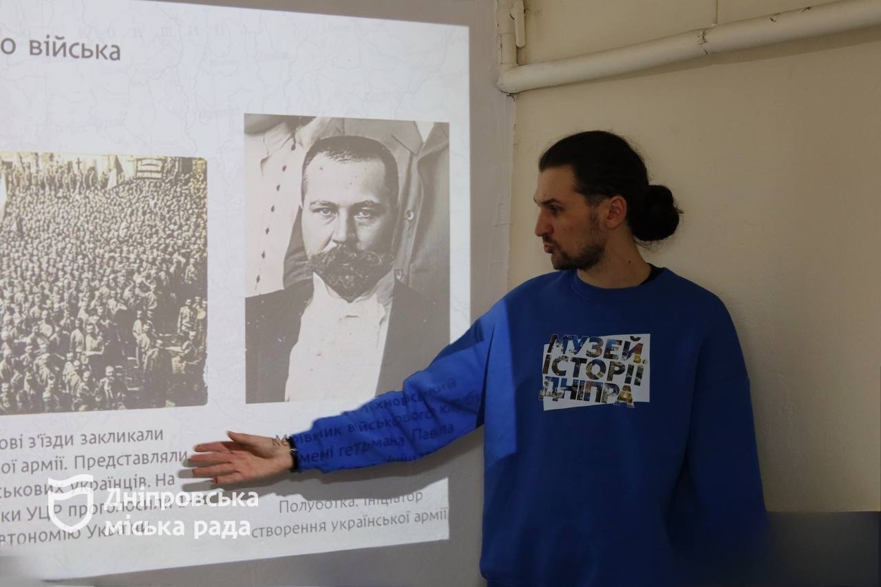 У Музеї історії Дніпра до дня пам’яті Героїв Крут провели тематичну лекцію для учнів ліцею з посиленою військовою і фізичною підготовкою - 29.01.2026