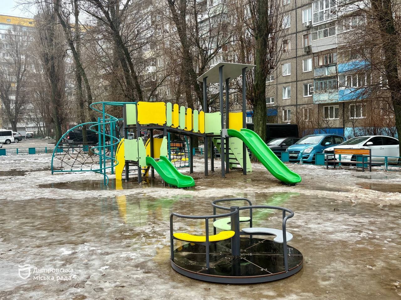 У Дніпрі оновлюють дитячі майданчики задля безпеки малечі - 30.01.2026