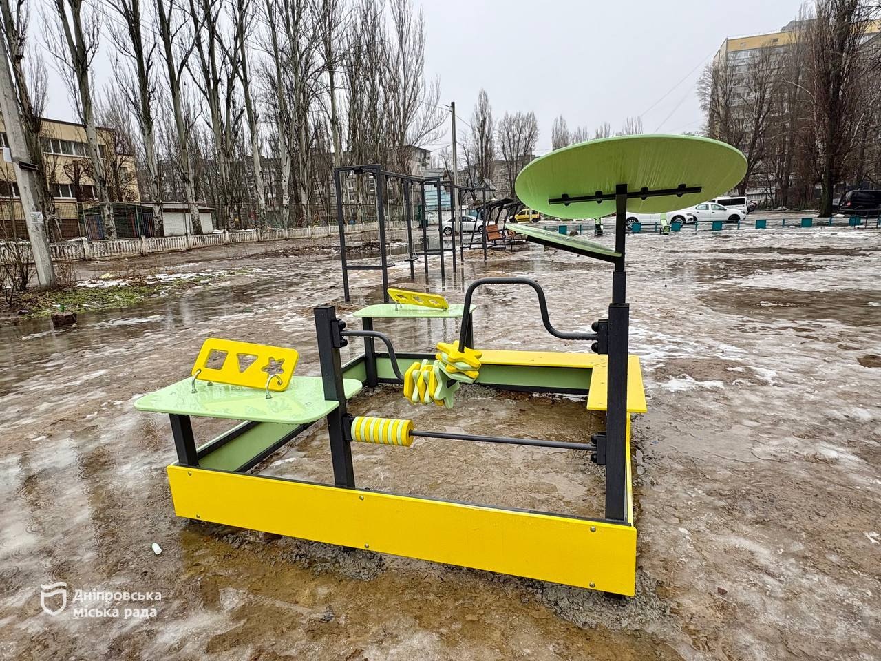 У Дніпрі оновлюють дитячі майданчики задля безпеки малечі - 30.01.2026