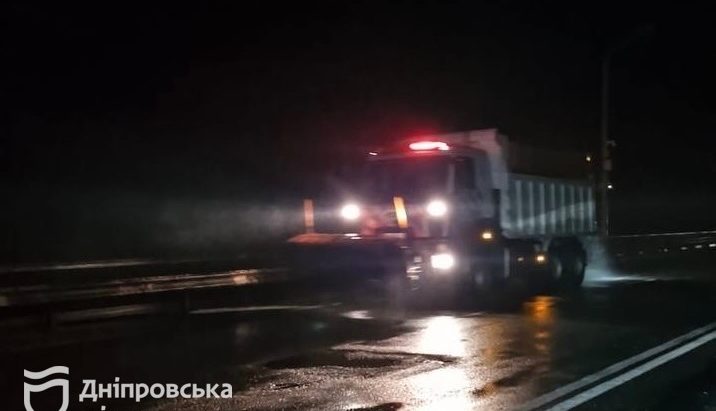 Комунальна техніка обробляє дороги під час негоди
