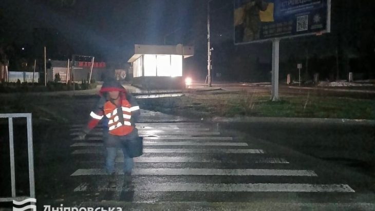 Комунальна техніка обробляє дороги під час негоди