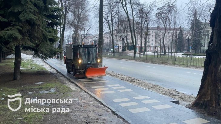 Комунальна техніка обробляє дороги під час негоди