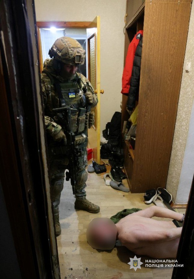 У Дніпрі чоловік узяв у заручники матір і погрожував підірвати боєприпаси: його затримали під час спецоперації