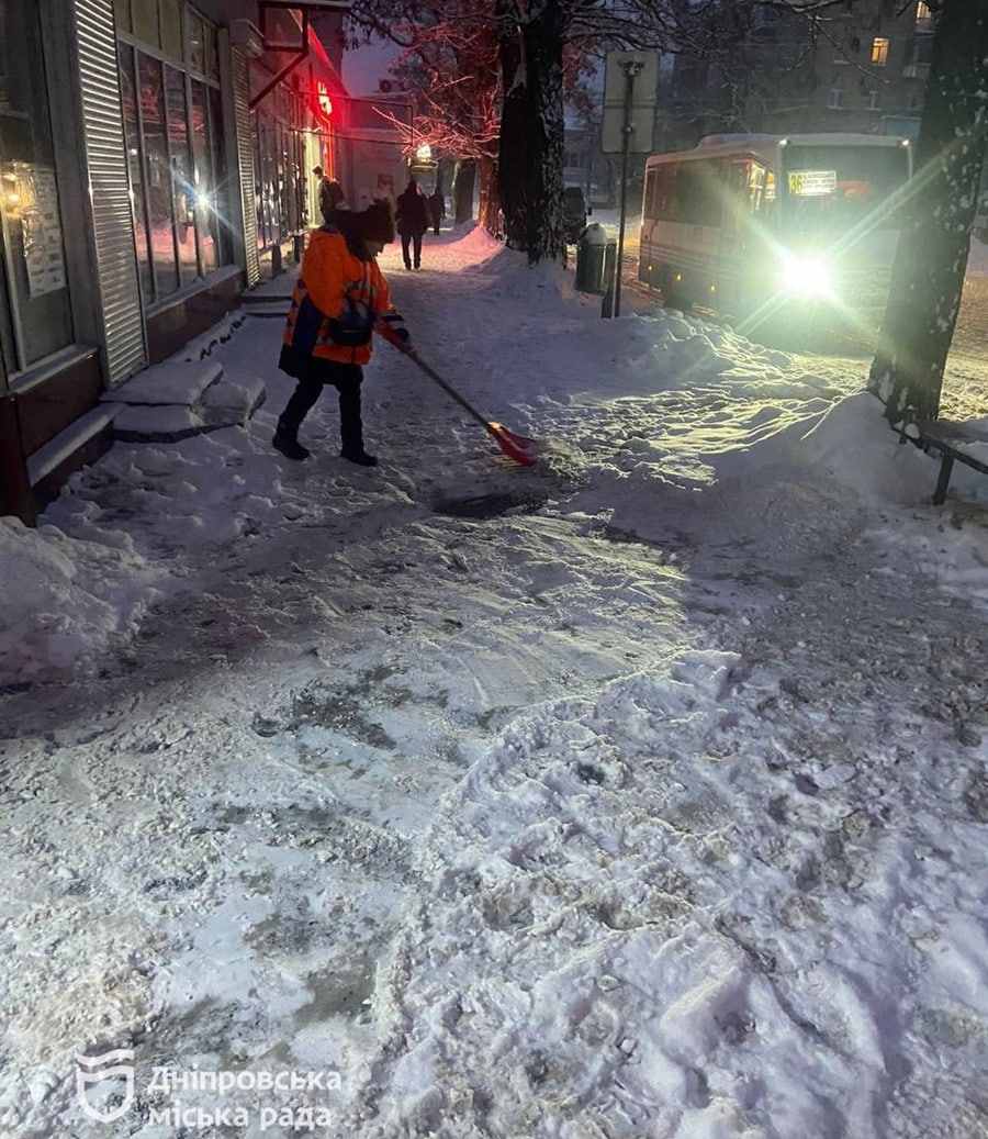 У Дніпрі комунальні служби звечора працюють у безперервному режимі, щоб були проїзні дороги - 15.01.2026