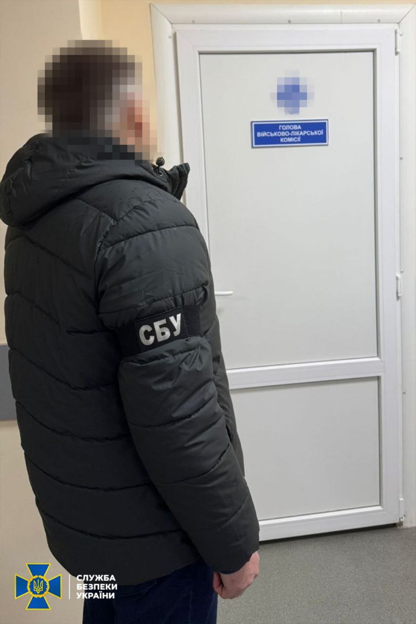 На Дніпропетровщині викрили схему ухилення від мобілізації: у голови ВЛК знайшли понад $300 тисяч