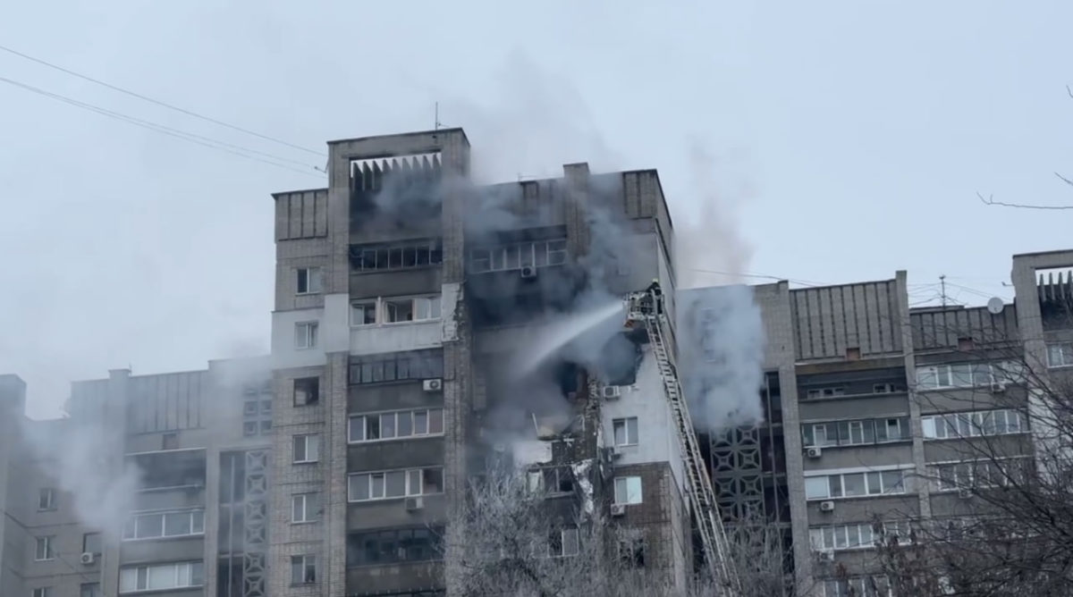 Нині відомо про пʼятьох постраждалих — серед них одна дитина. У Дніпрі триває рятувальна операція після удару по багатоповерхівці — Філатов