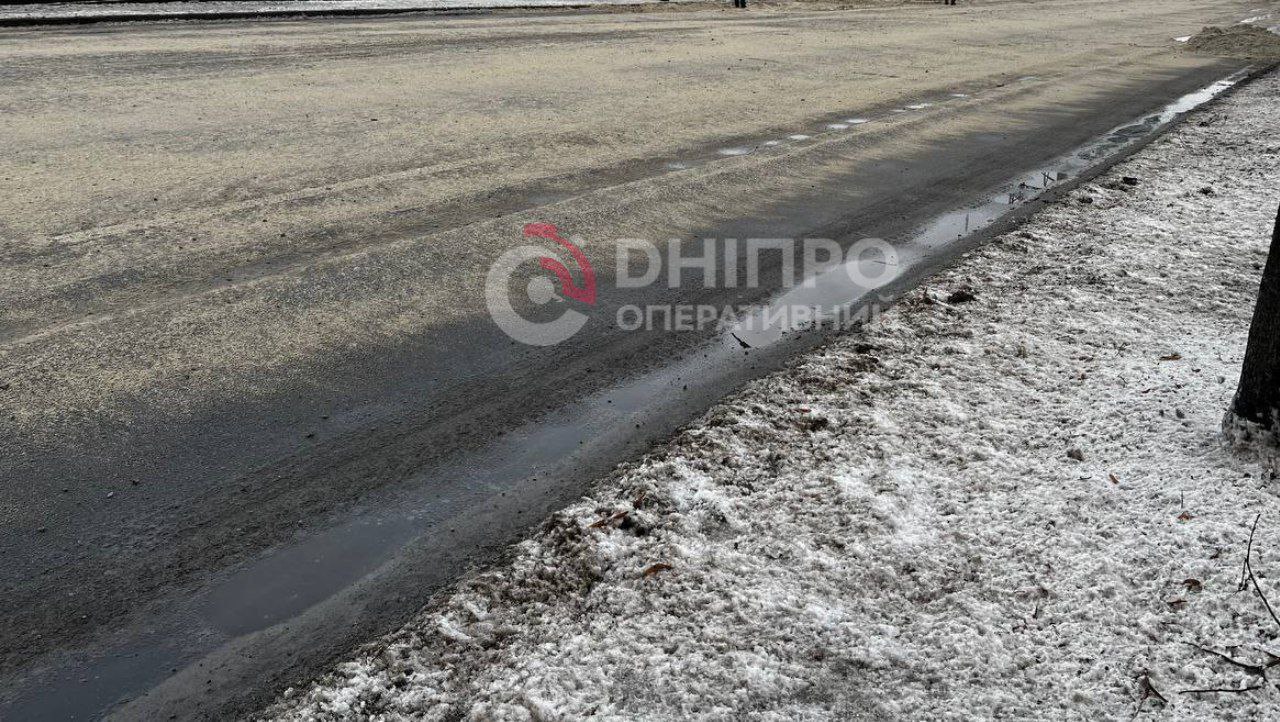 В результаті атаки дронів на дороги Дніпра вилилось 300 тон олії - 05.01.2026