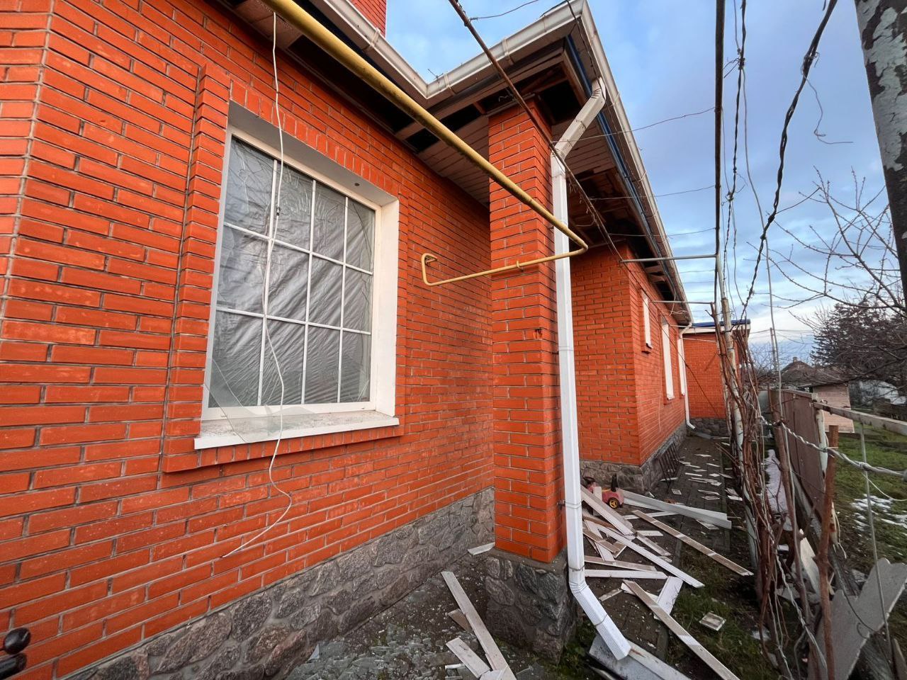 На Дніпропетровщині двоє людей постраждали через ворожий безпілотник - 6.01.2026