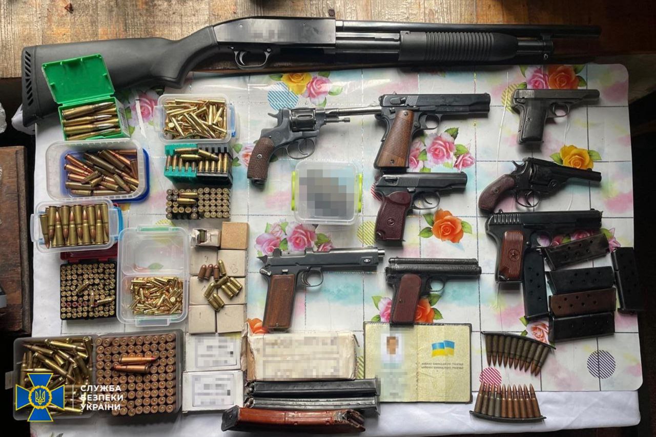 СБУ зірвала спробу продажу великої партії «трофейної» зброї у Дніпропетровській та Київській областях - 12.01.2026
