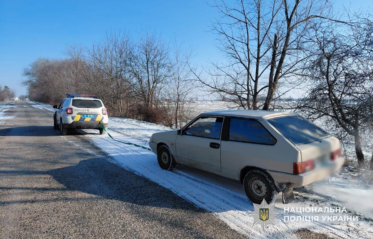 Поліцейські Кам’янського допомогли військовим і водіям під час негоди - 12.01.2026