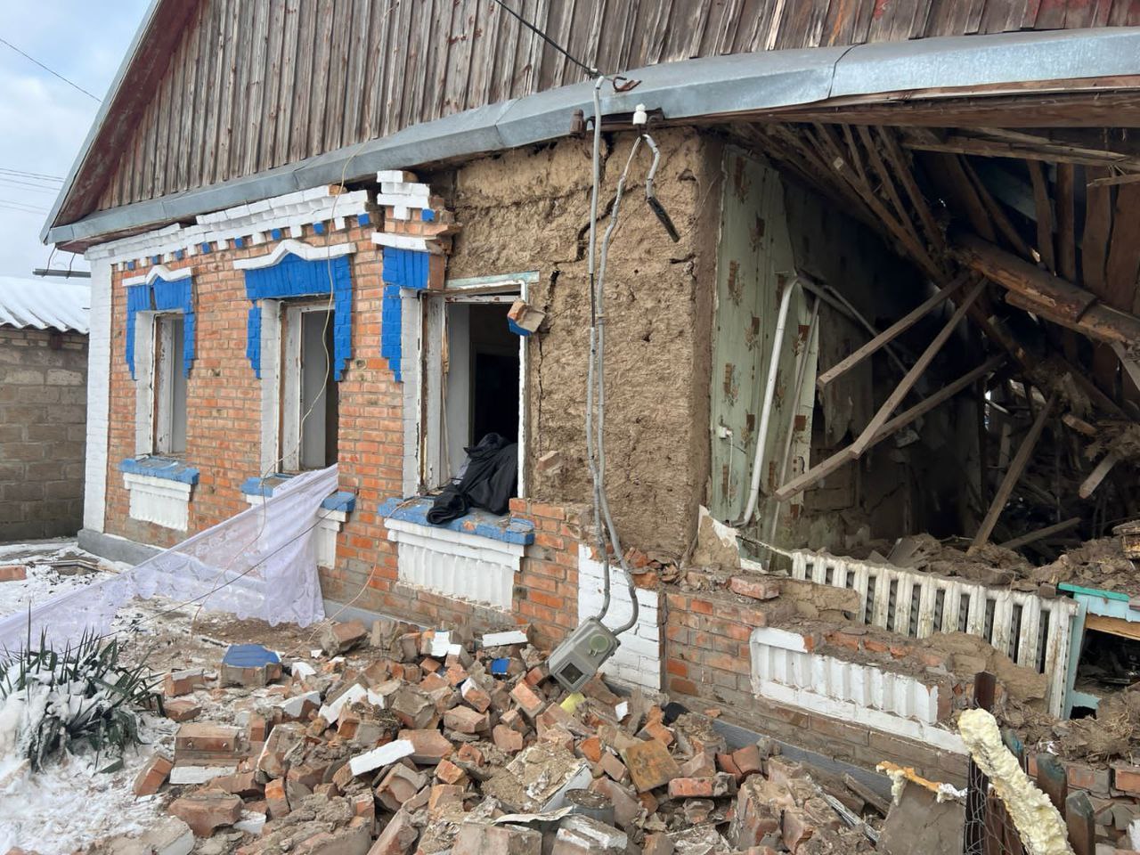 Поранені 13-річний хлопець та 58-річна жінка через обстріл Нікопольщини - 13.01.2026