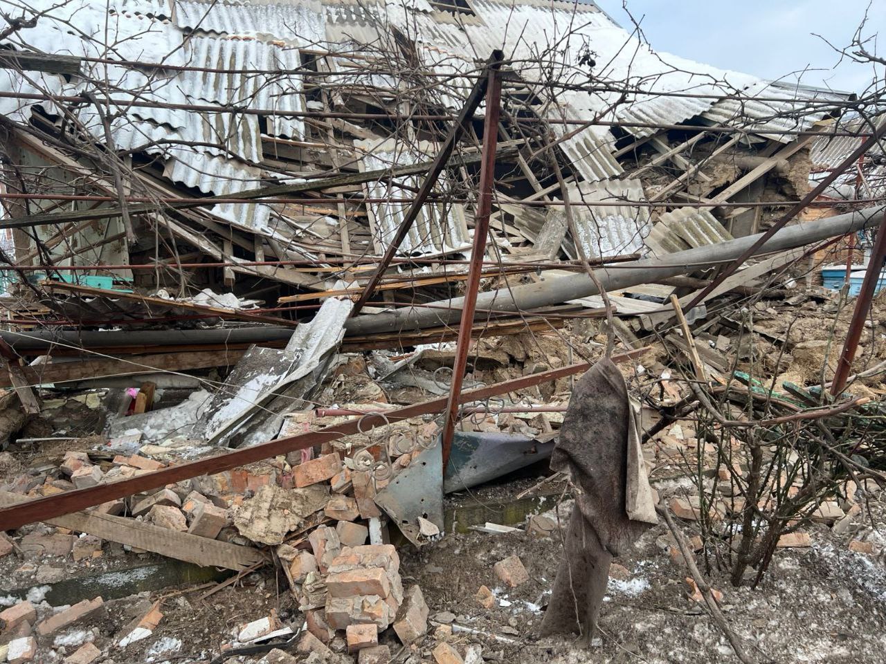 Поранені 13-річний хлопець та 58-річна жінка через обстріл Нікопольщини - 13.01.2026