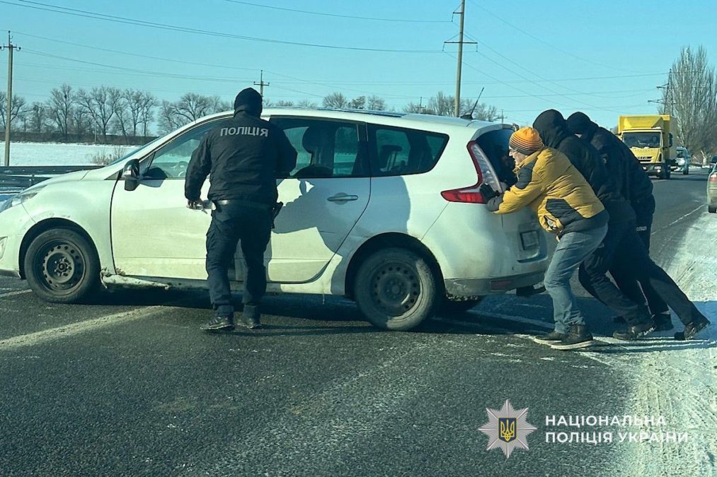 Поліцейські Дніпра допомогли родині, яка потрапила у снігову пастку - 17.01.2026