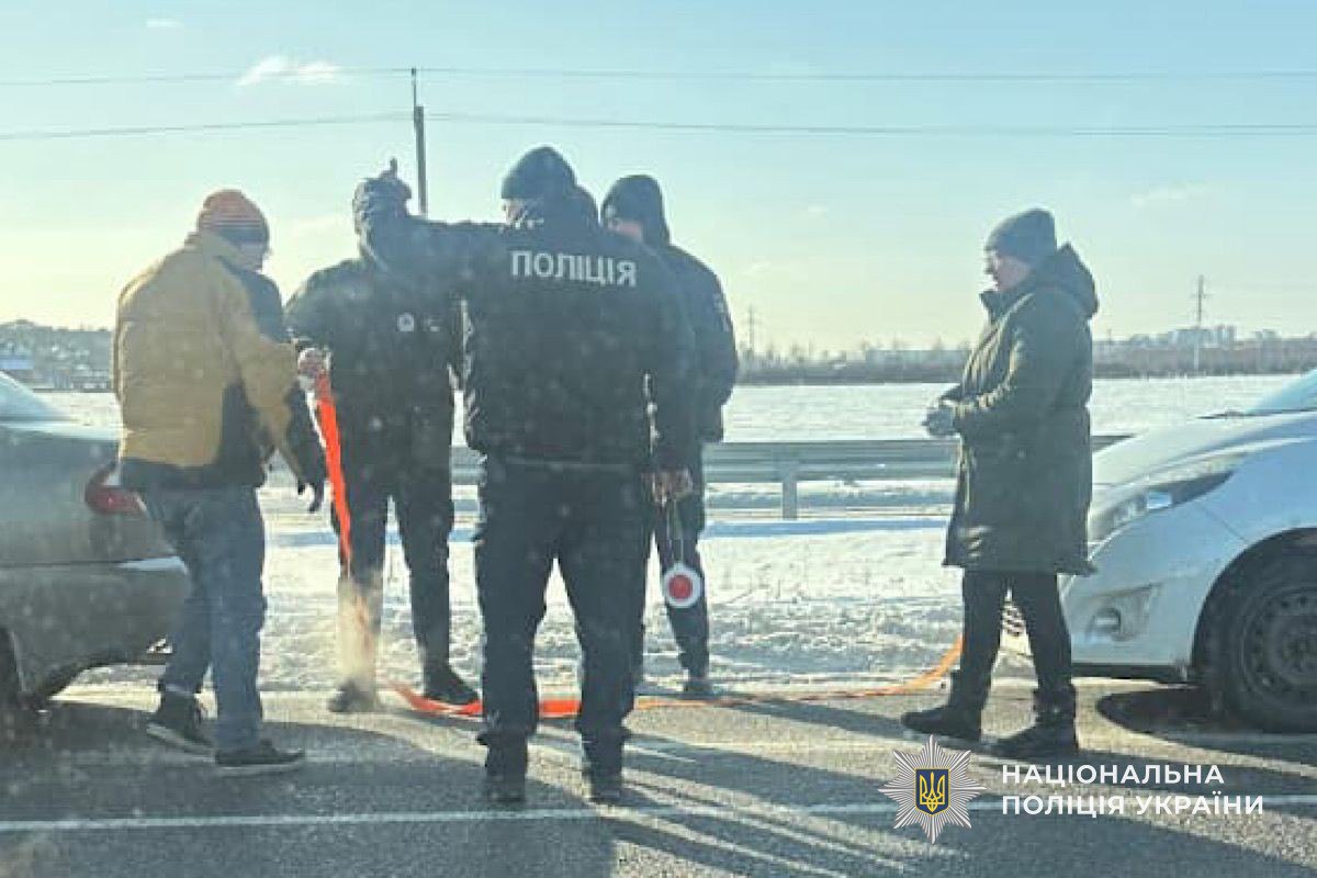 Поліцейські Дніпра допомогли родині, яка потрапила у снігову пастку - 17.01.2026
