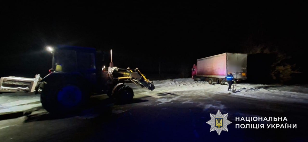 Поліцейський на Нікопольщині врятував водія зі снігового полону - 27.01.2026