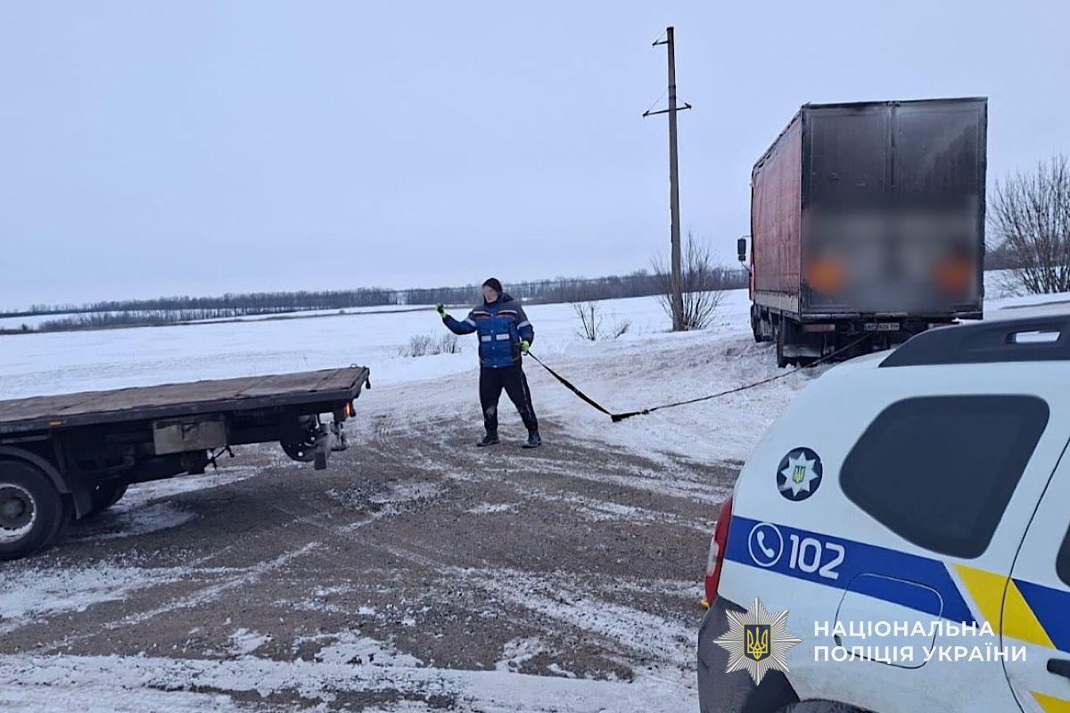 Поліцейський на Нікопольщині врятував водія зі снігового полону - 27.01.2026