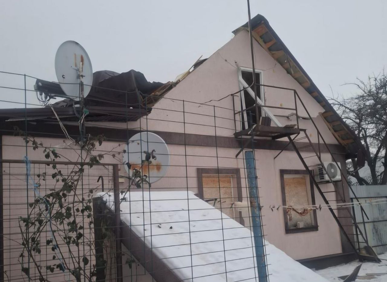 У Нікополі внаслідок ворожого обстрілу поранено 33-річну жінку, її госпіталізовано у важкому стані - 27.01.2026