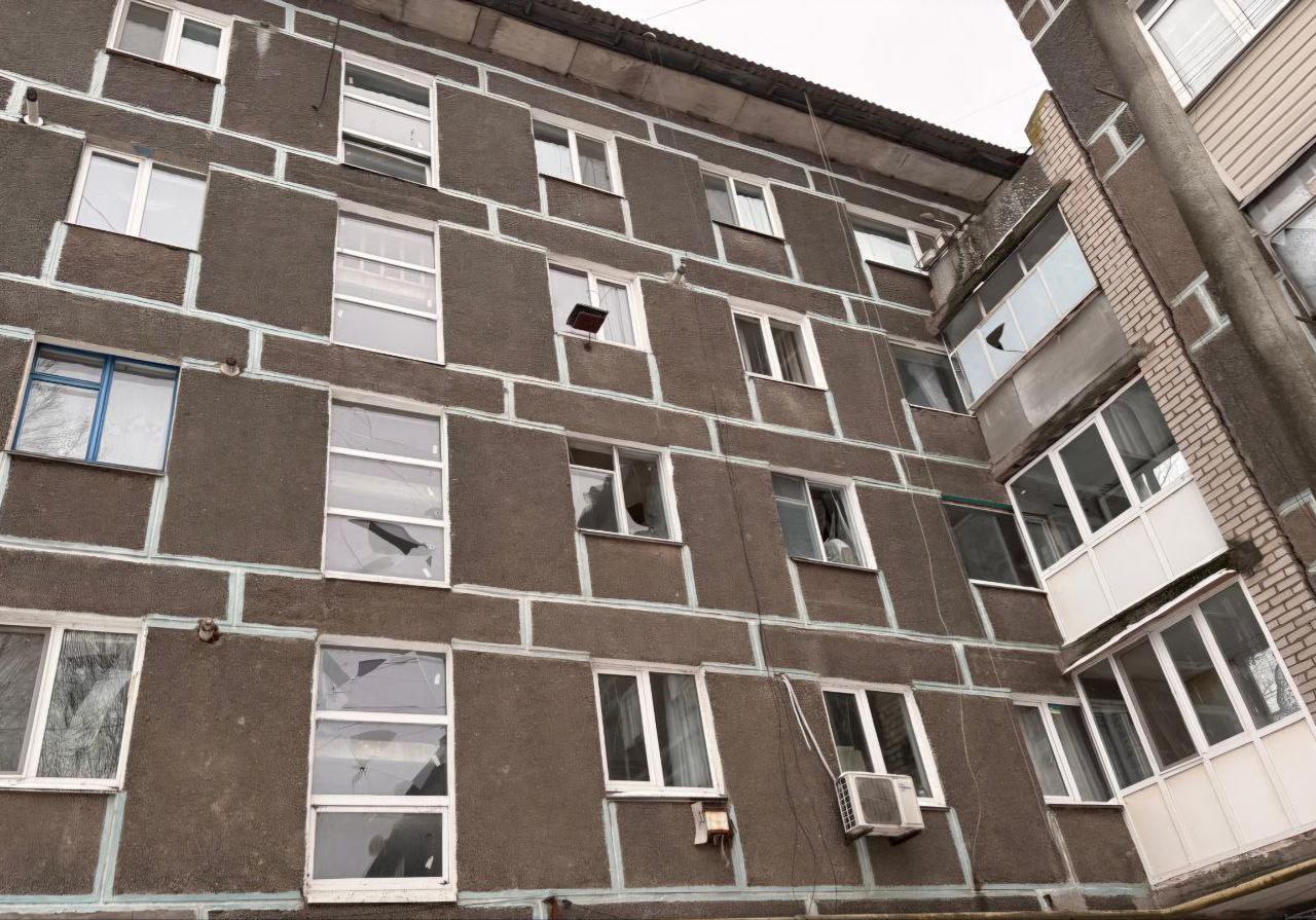 У Нікополі внаслідок ворожого обстрілу поранено 33-річну жінку, її госпіталізовано у важкому стані - 27.01.2026