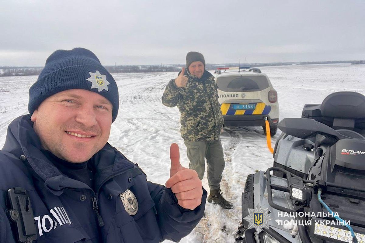 У Дніпрі поліцейський офіцер врятував чоловіка, який застряг у снігу - 28.01.2026
