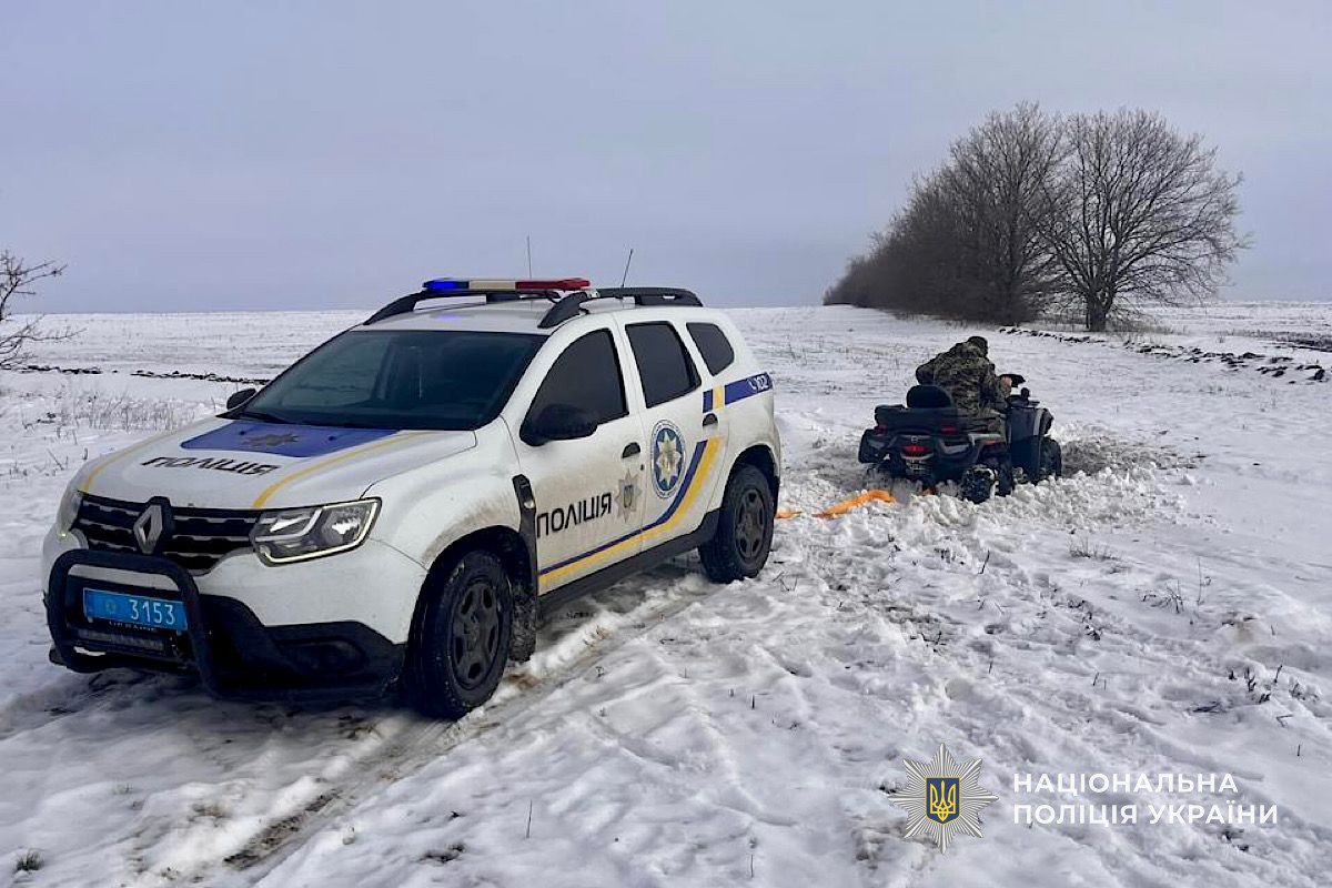 У Дніпрі поліцейський офіцер врятував чоловіка, який застряг у снігу - 28.01.2026