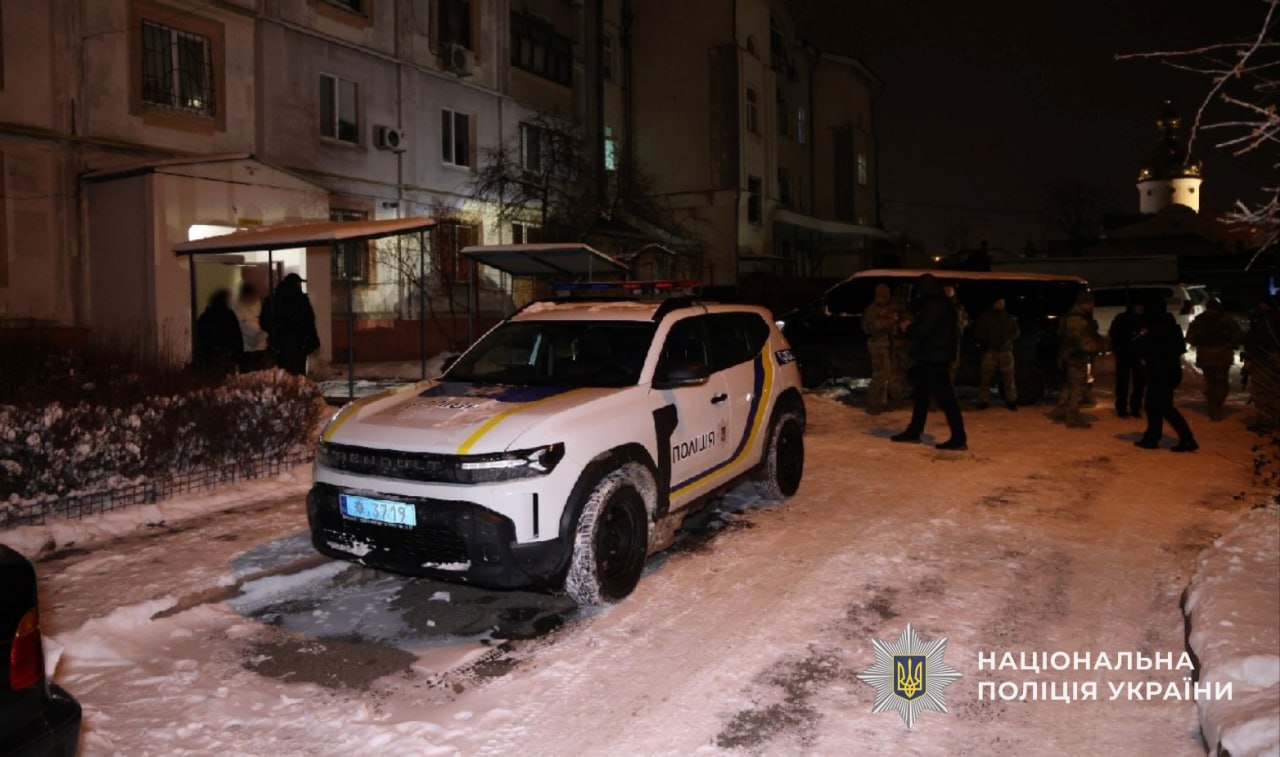 У Дніпрі чоловік узяв у заручники матір і погрожував підірвати боєприпаси: його затримали під час спецоперації