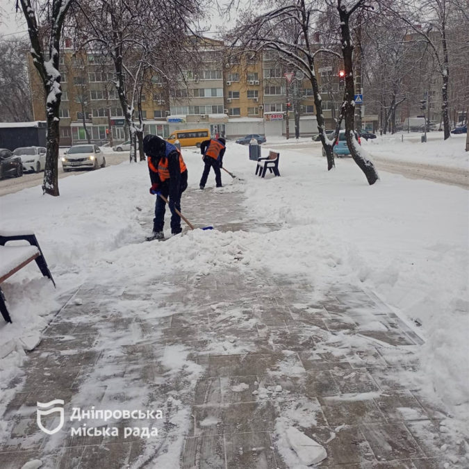 У Дніпрі комунальні служби звечора працюють у безперервному режимі, щоб були проїзні дороги - 15.01.2026