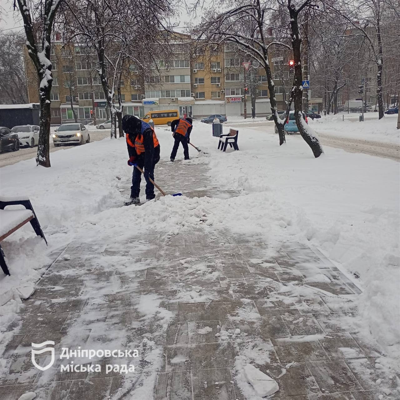 У Дніпрі комунальні служби звечора працюють у безперервному режимі, щоб були проїзні дороги - 15.01.2026