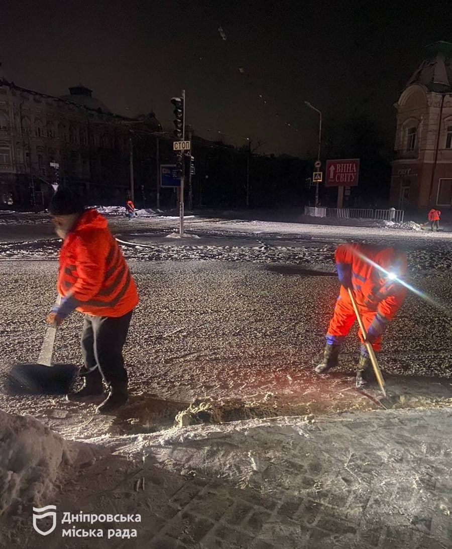 У Дніпрі другу добу триває снігопад: комунальні служби працюють у посиленому режимі - 16.01.2026