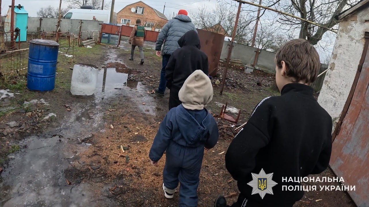 Із Васильківки на Синельниківщині евакуювали родину з чотирма дітьми після удару дрона - 09.01.2026