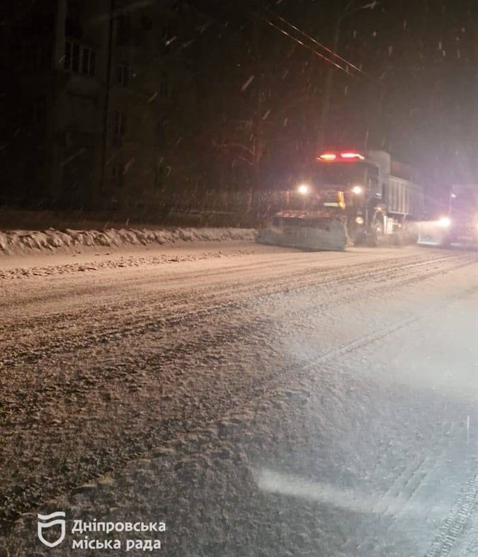 У Дніпрі комунальні служби звечора працюють у безперервному режимі, щоб були проїзні дороги - 15.01.2026