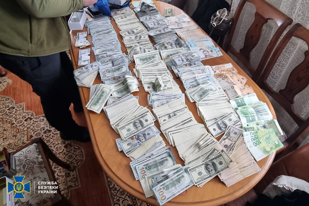 На Дніпропетровщині викрили схему ухилення від мобілізації: у голови ВЛК знайшли понад $300 тисяч