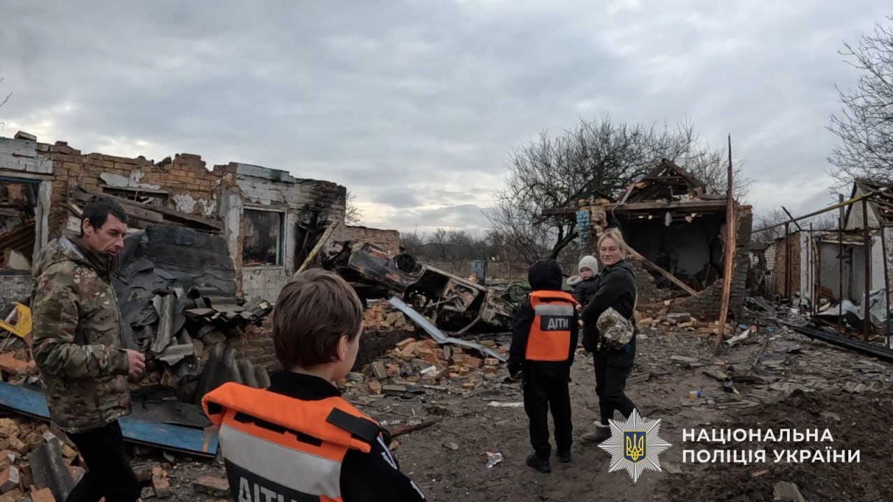 Із Васильківки на Синельниківщині евакуювали родину з чотирма дітьми після удару дрона - 09.01.2026