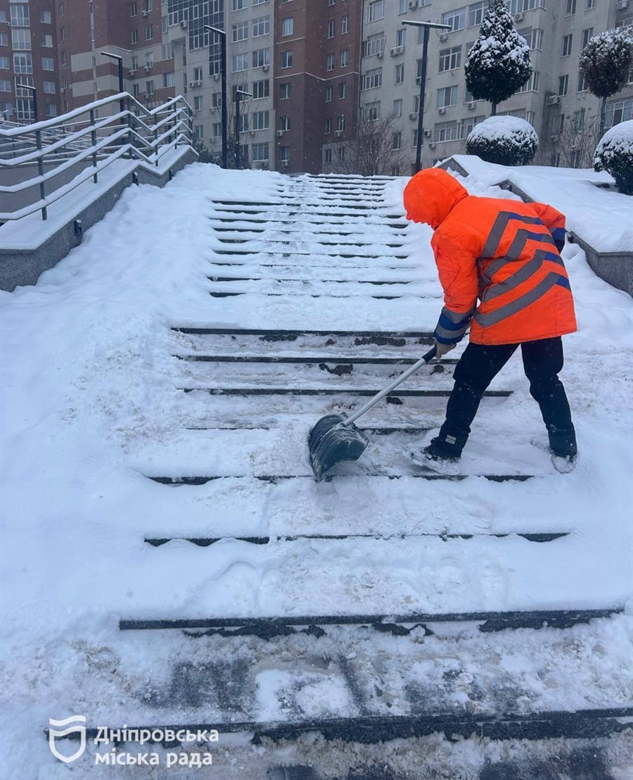 У Дніпрі комунальні служби звечора працюють у безперервному режимі, щоб були проїзні дороги - 15.01.2026