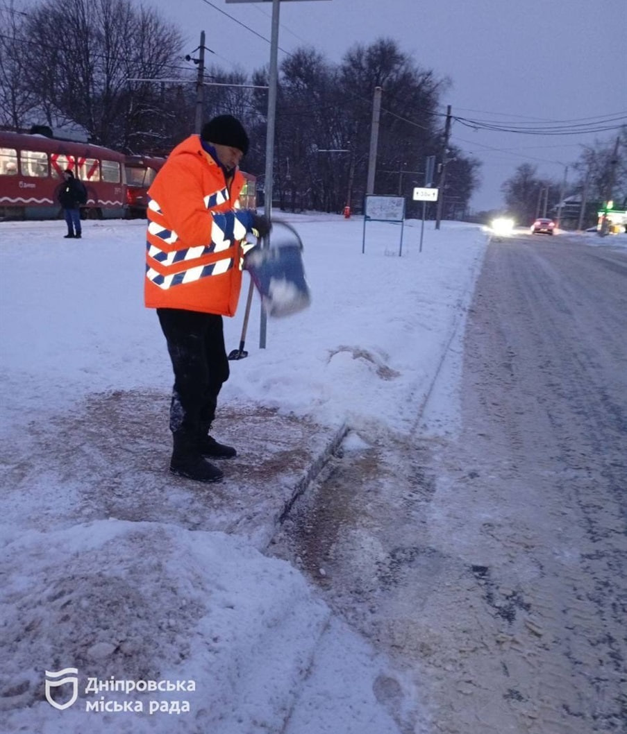 У Дніпрі другу добу триває снігопад: комунальні служби працюють у посиленому режимі - 16.01.2026