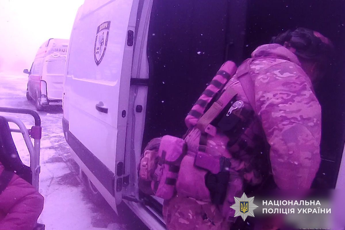 Поліцейські «Білого янгола» евакуювали з Нікополя маломобільного чоловіка - 16.01.2026