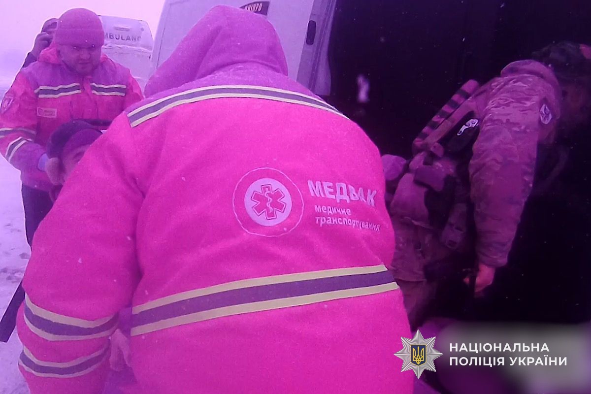 Поліцейські «Білого янгола» евакуювали з Нікополя маломобільного чоловіка - 16.01.2026