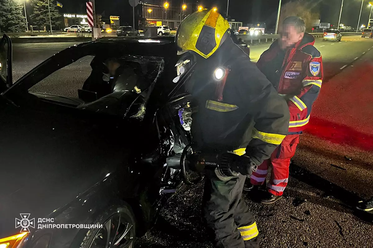 ДТП на Дніпровщині: троє людей постраждали, одного затисло в авто - 10.01.2026