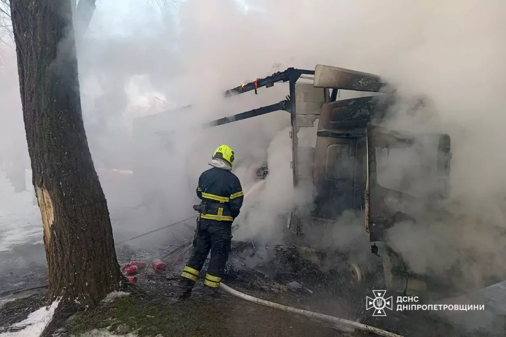 У Кривому Розі загорівся вантажний автомобіль - 12.01.2026