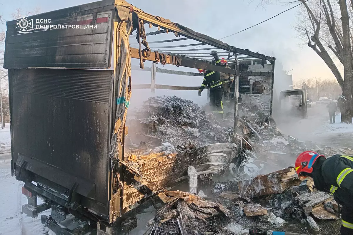 У Кривому Розі загорівся вантажний автомобіль - 12.01.2026