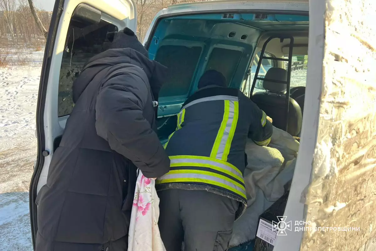 У Кам’янському надзвичайники врятували лебедя, примерзлого до криги - 12.01.2026