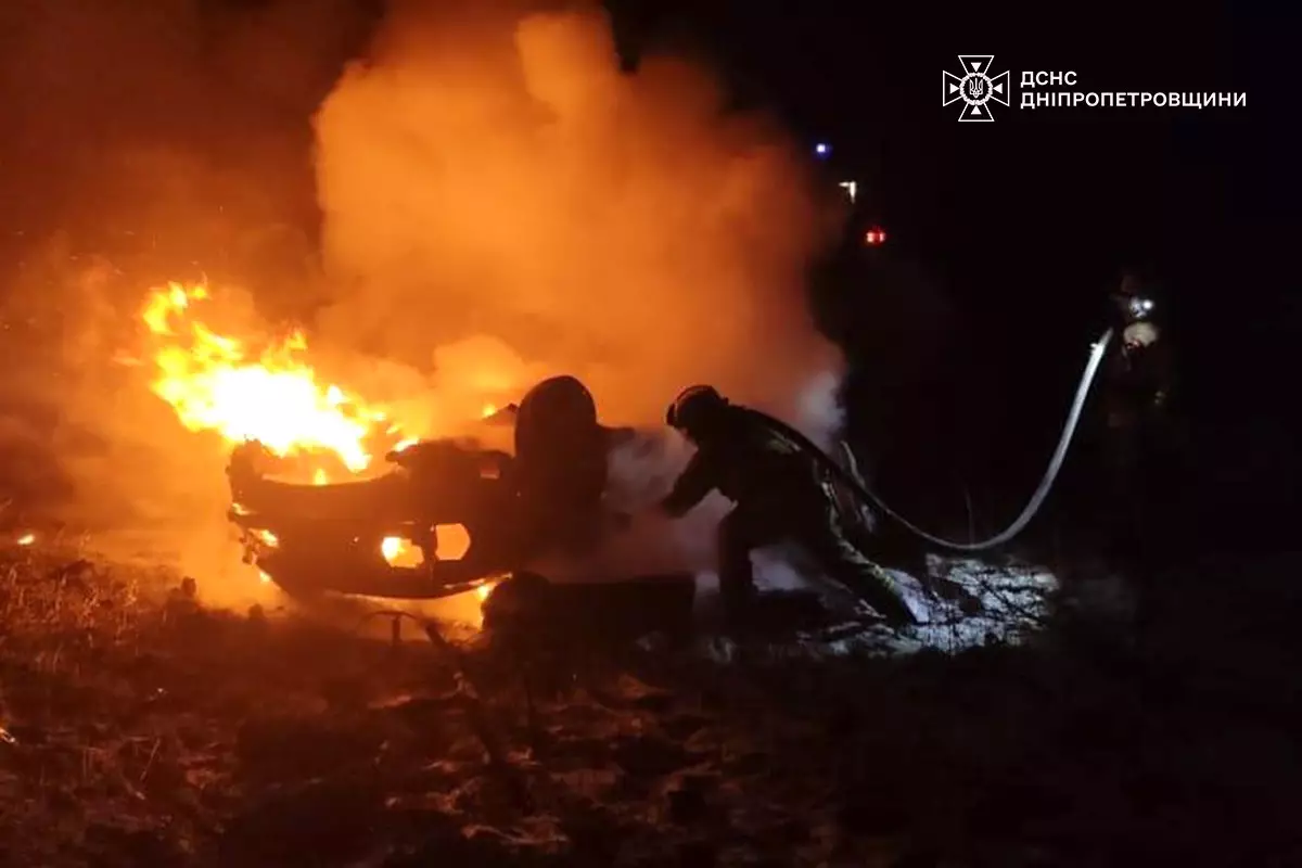 Перекинутий автомобіль після смертельної ДТП у Криворізькому районі