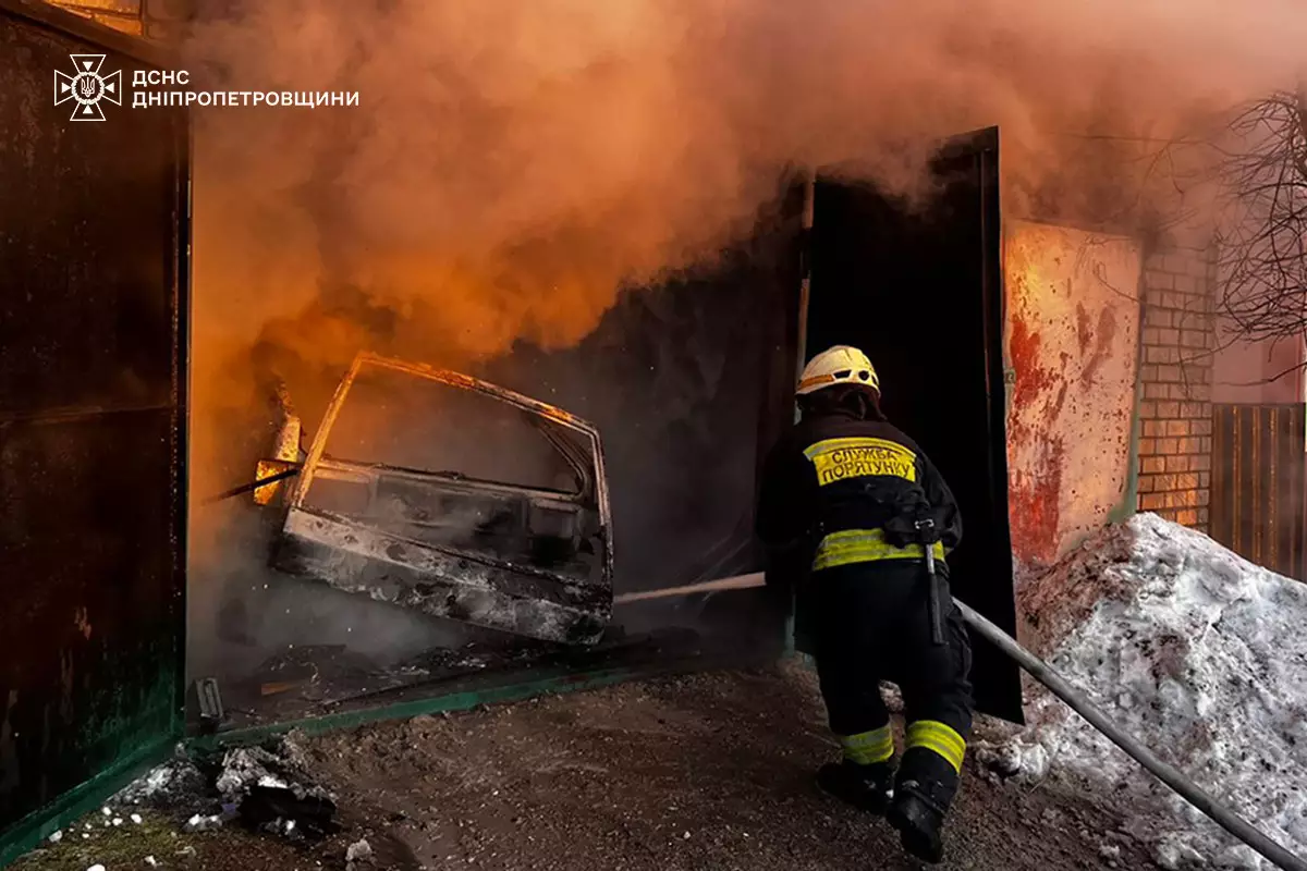У Дніпрі на вулиці В'єтнамській горів гараж з автівкою - 21.01.2026