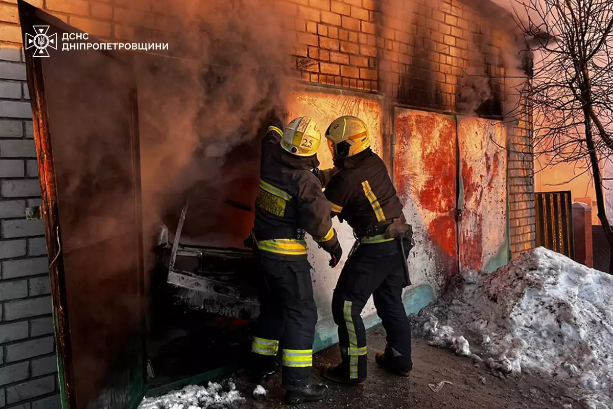 У Дніпрі на вулиці В'єтнамській горів гараж з автівкою - 21.01.2026