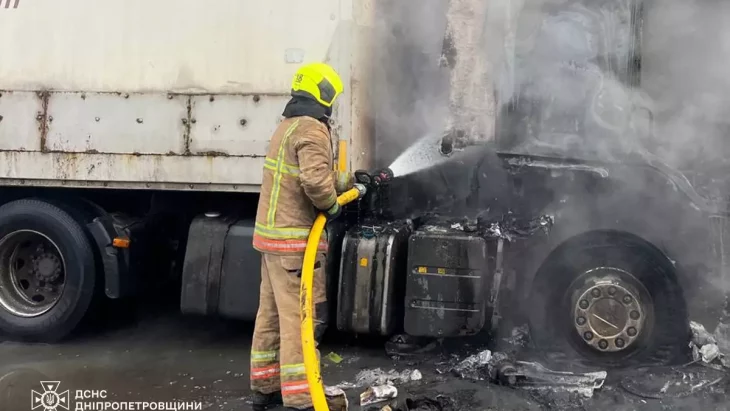 Рятувальники гасять вантажівку у Самарському районі Дніпра