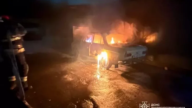 Рятувальники гасять палаючу автівку у Кривому Розі